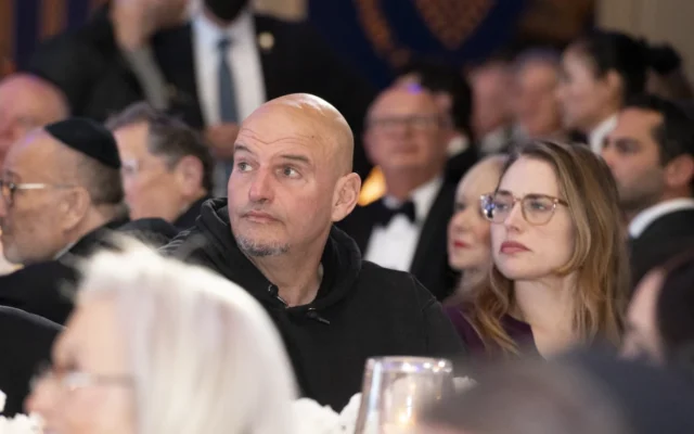 Sen. John Fetterman (D-Pa.) at Yeshiva University’s Chanukah fundraising dinner, Dec. 7, 2025. (Credit: Courtesy of Yeshiva University) Sen. John Fetterman (D-Pa.) at Yeshiva University’s Chanukah fundraising dinner, Dec. 7, 2025. (Credit: Courtesy of Yeshiva University)