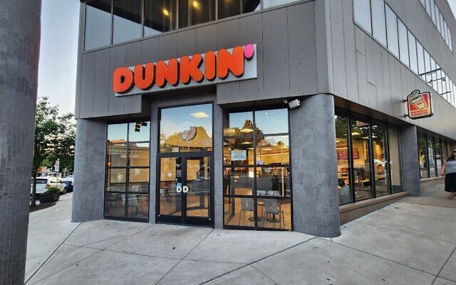 Squirrel Hill Dunkin' no longer possesses kosher certification. (Photo by Adam Reinherz)