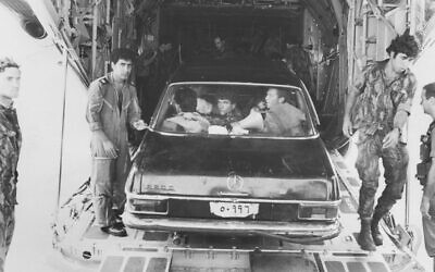 Sayeret Matkal with the Mercedes they used to deceive the Ugandans (Photo courtesy of  IDF Spokesman, via Wikimedia Commons).
עברית: חיילי צה"ל עם שובם ממבצע אנטבה. המדליה ניתנה לכל הלוחמים במבצע