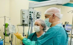 Dr. Kinneret Tenenbaum (left), head of the Twin Pregnancy Clinic at Clalit-Beilinson Hospital in Petach Tikvah, together with Dr. Yuval Gielchinsky during surgery, May 2026. (Credit: Clalit-Beilinson)