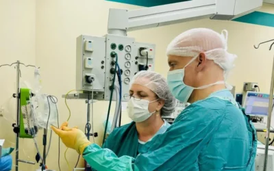 Dr. Kinneret Tenenbaum (left), head of the Twin Pregnancy Clinic at Clalit-Beilinson Hospital in Petach Tikvah, together with Dr. Yuval Gielchinsky during surgery, May 2026. (Credit: Clalit-Beilinson)