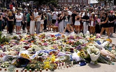 Mourners gather by floral tributes at the Bondi Pavillion in memory of the victims of the Hanukkah shooting at Bondi Beach, in Sydney on December 15, 2025. Authorities labeled it an antisemitic terrorist attack on a Jewish festival. (Saeed KHAN / AFP)