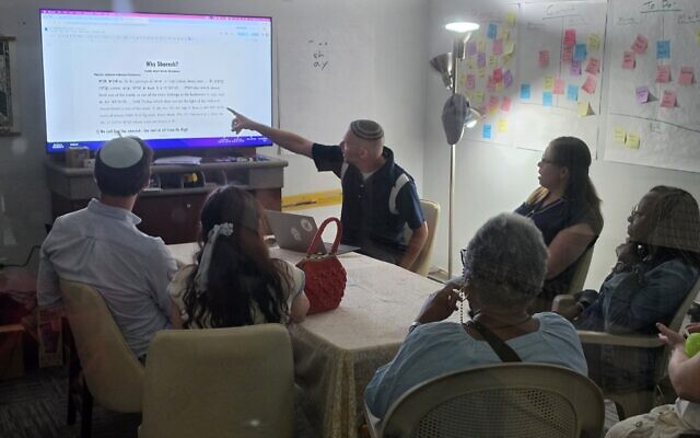 Rabbi Mark Asher Goodman teaches a class about Shoresh's origins on Aug. 12. (Photo by Adam Reinherz)