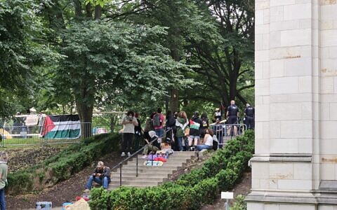 A group of anti-Israel activists gather at the University of Pittsburgh in 2024. (Photo by David Rullo)