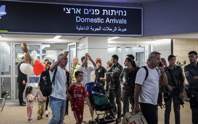 Passengers from flydubai flight FZ1073 walk with their family members through the arrivals hall at Ben Gurion International Airport on Sept. 30, 2026. (Flash90)