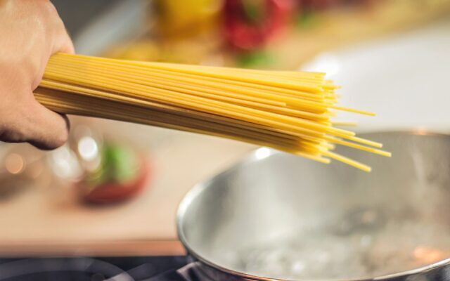Preparing pasta. (Photo by JÉSHOOTS via Pexels)