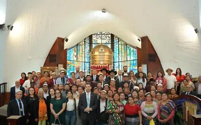 Israel’s Ambassador to Guatemala Alon Lavie (center) stands with indigenous leaders at the Shaarei Binyamin synagogue in Guatemala City, Oct. 22, 2026. (Credit: Israeli Foreign Ministry)