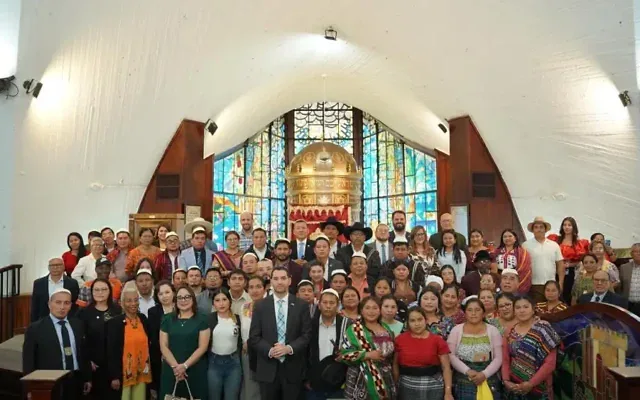 Israel’s Ambassador to Guatemala Alon Lavie (center) stands with indigenous leaders at the Shaarei Binyamin synagogue in Guatemala City, Oct. 22, 2026. (Credit: Israeli Foreign Ministry)