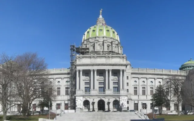 Panorama of the front of the Pennsylvania State Capitol in Harrisburg, Pa., March 6, 2010. (Credit: Ruhrfisch via Wikimedia Commons)