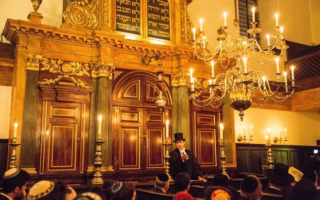 טקס ב"קהילת יהודי ספרד ופורטוגל ", בבית הכנסת" בויס מרקס "בלונדון.  בלייק עזרא צילום 2015.