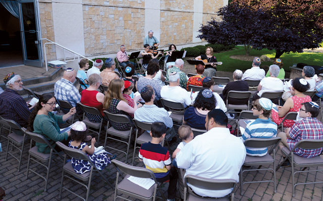 Recently, members of both shuls gathered for a pre-Shabbat service at Temple Israel.