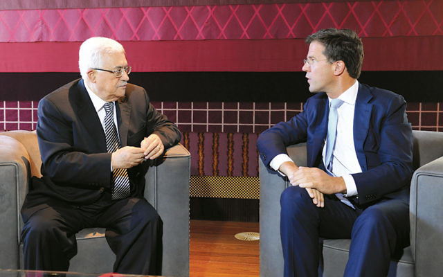 Palestinian Authority President Mahmoud Abbas, left, and Dutch Prime Minister Mark Rutte meet in the Hague on October 29. (SAFA.ps)