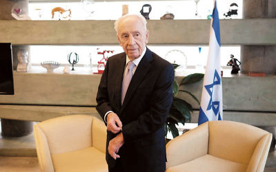Shimon Peres in Tel Aviv on November 30, 2015. (Tomer Neuberg/Flash 90)