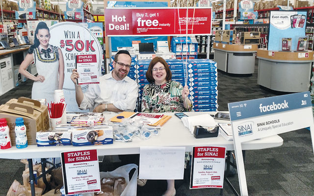 Rabbi Yisrael Rothwachs with parent volunteer Malkie Schick. (Photo courtesy Sinai)