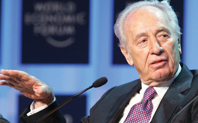 Shimon Peres speaks at a World Economic Forum in Davos, Switzerland, on January 28, 2005. (Marcel Bieri)