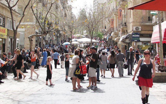 The Ben Yehuda Street pedestrian mall in downtown Jerusalem is packed with tourists and local shoppers. (Yoninah/Wikimedia Commons)