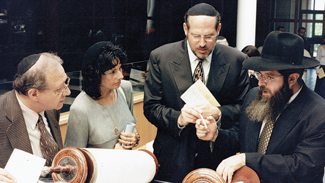 06-4-MLKarasick_LBrandstatter_Hachnasat-Sefer-Torah-2000_000017