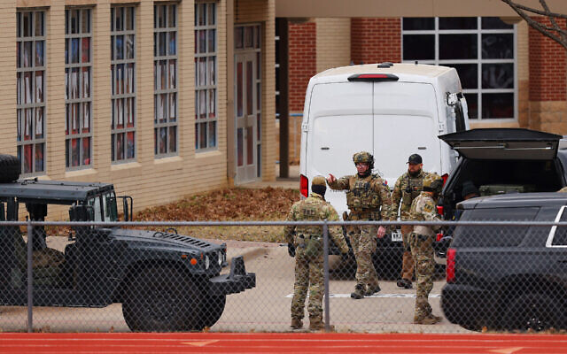 SWAT team members deploy near the Congregation Beth Israel Synagogue in Colleyville, Texas, Jan. 15, 2022. (Andy Jacobsohn/AFP via Getty Images)