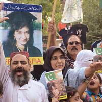 Demonstrators in Lahore, Pakistan, demand that Aafia Siddiqui be released from U.S. custody on May 29, 2016. (Rana Sajid Hussain/Pacific Press/LightRocket via Getty Images)