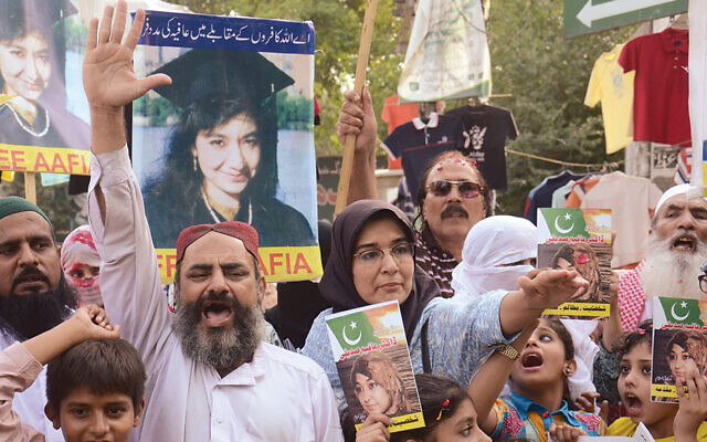 Demonstrators in Lahore, Pakistan, demand that Aafia Siddiqui be released from U.S. custody on May 29, 2016. (Rana Sajid Hussain/Pacific Press/LightRocket via Getty Images)