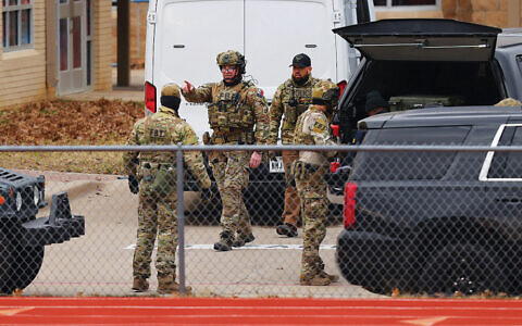SWAT team members deploy near Congregation Beth Israel in Colleyville, Texas, on January 15, 2022. 
(Andy Jacobsohn/AFP via Getty Images)