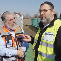 Rabbi Chaim Poupko of Congregation Ahavath Torah in Englewood talks to Joel Oppenheimer of Israel’s branch of SSF (Rescuers Without Borders/Saveteurs Sans Frontieres). (Courtesy Jodi Scherl)