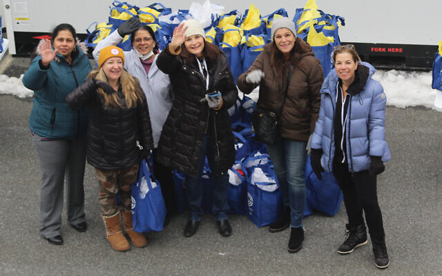 Two M&T Bank volunteers (the company is a March Mega Food Drive sponsor), back left; stand with JFNNJ volunteer Jodi Bienenfeld of Tenafly; Shara Nadler, the manager of JFNNJ’s volunteer center; and JFNNJ volunteers Geri Cantor of Woodcliff Lake and Pam Berg of Closter. (Photos courtesy JFNNJ)