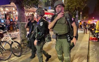 Police and rescue workers at the scene of a terror attack on Dizengoff street, central Tel Aviv, April 7, 2022. (Avshalom Sassoni/Flash90)