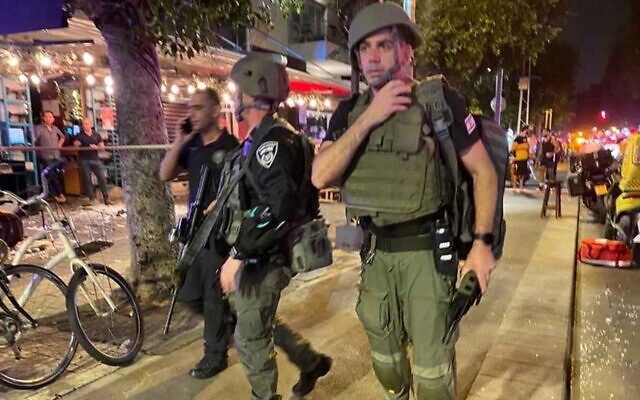 Police and rescue workers at the scene of a terror attack on Dizengoff street, central Tel Aviv, April 7, 2022. (Avshalom Sassoni/Flash90)