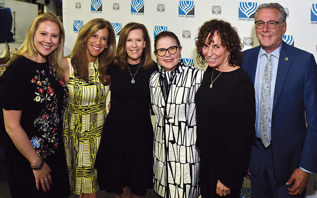 From left, Jessica Milstein, national director of Israel Bonds’ Women’s Division; Rockland general chair, Sharon Sasson; Rockland Women’s Division chair Pam Greenspan; Tovah Feldshuh; event co-chair Marilyn Soffer; and Lee Schwartz, Israel Bonds’ executive director for Metro NJ and Rockland/Upstate NY. (Photos by Jeff Karg)