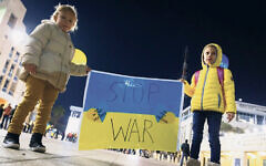 In Jerusalem, children demonstrate against the Russian invasion of Ukraine on Feb. 28, 2022. (Olivier Fitoussi/Flash90)