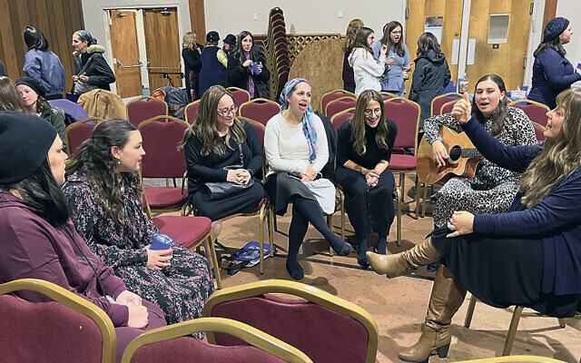 Charlene Aminoff speaks with a group of women at Shomrei Torah at the Sinai evening. (Courtesy Sinai)
