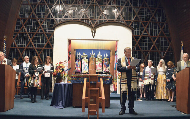 Rabbi Brian Beal recites the installation prayer. (Courtesy TBT)