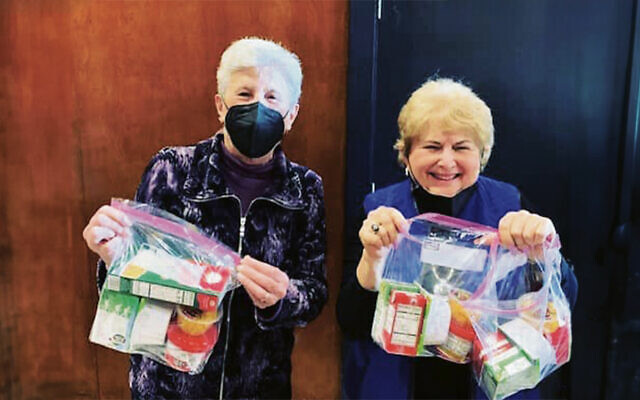 Ann Levenstein and Elaine Pollack pack Snack Packs in 2023. (Courtesy NCJW BCS)