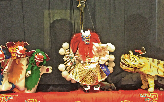 The dragon emperor listens to the evil tiger Haman.