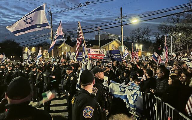 An estimated 3,000 people rallied in front of Congregation Bnai Yeshurun in Teaneck on Monday.