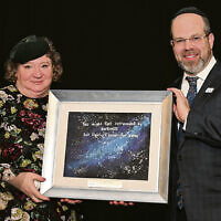 Honoree Elizabeth Kratz receives a work of art created by a Sinai student from Rabbi Dr. Yisrael Rothwachs, Leo Brandstatter z”l Dean of Sinai Schools. Honoree Elizabeth Kratz receives a work of art created by a Sinai student from Rabbi Dr. Yisrael Rothwachs, Leo Brandstatter z”l Dean of Sinai Schools.