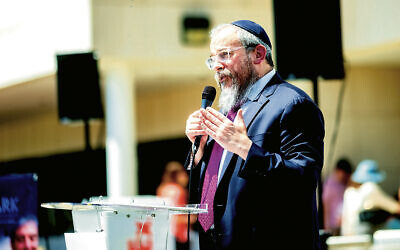 Rabbi Dov Drizin speaks at the groundbreaking.