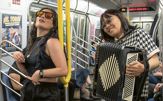 Daniella Rabbani sings in the subway in “Ketzele Baroyges.” (Daniella Rabbani)