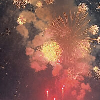 Fireworks lit up the night sky at Votee Park ending Teaneck Day 2026. (Brenda Sutcliffe) Fireworks lit up the night sky at Votee Park ending Teaneck Day 2026. (Brenda Sutcliffe)