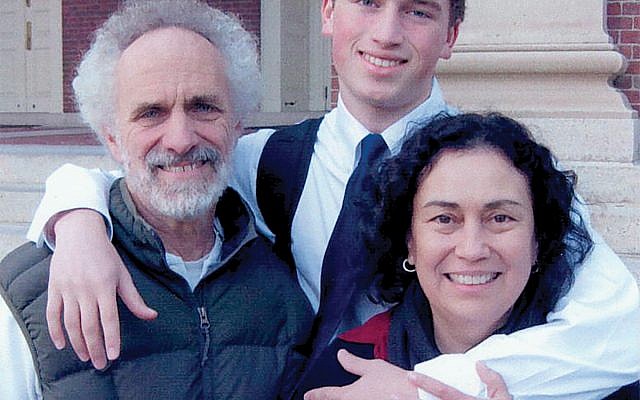 ג'ו קארילו-אוסטרו, מימין, עם בעלה ובנה, היא חלק ממגמה של אנשים עם שורשים ספרדים שחושבים לבקש דרכון ספרדי.  פוטו קורטס ג'ו קארלו-אוסטרו