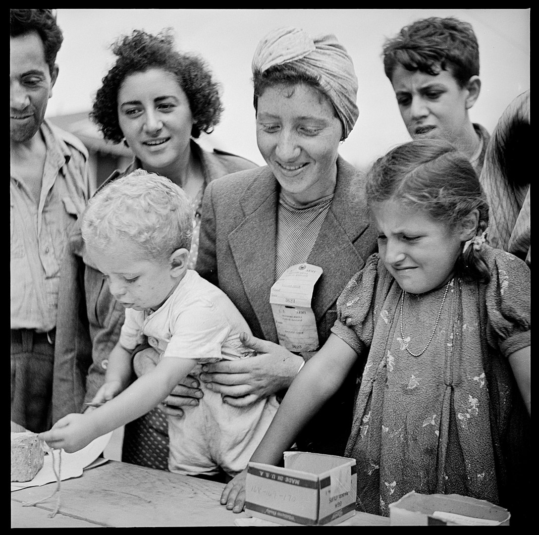 Photograph, Refugees registering at the Fort Ontario Refugee Camp, Oswego, New York, August 1944.Still Pictures Identifier 210-CFZ-28.Rediscovery Identifier 24398
