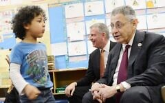 Then-New York State Assembly Speaker Sheldon Silver visits a pre-K class with Mayor Bill DeBlasio on May 23, 2014. (Pool/Getty Images)