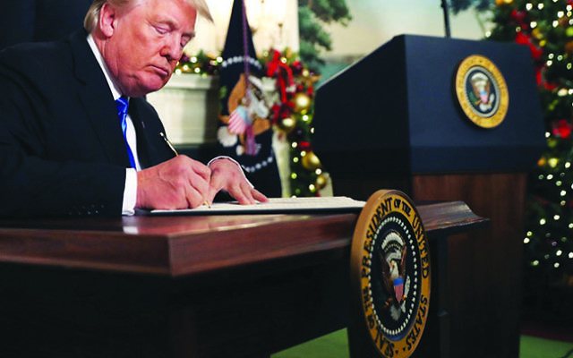 Pres. Trump signs a proclamation in the White House that the U.S. will recognize Jerusalem as the capital of Israel. Photo by Chip Somodevilla/ Getty Images 