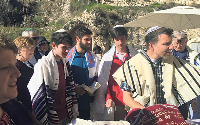 Rabbi Michael Pont leads a Torah service in Israel.