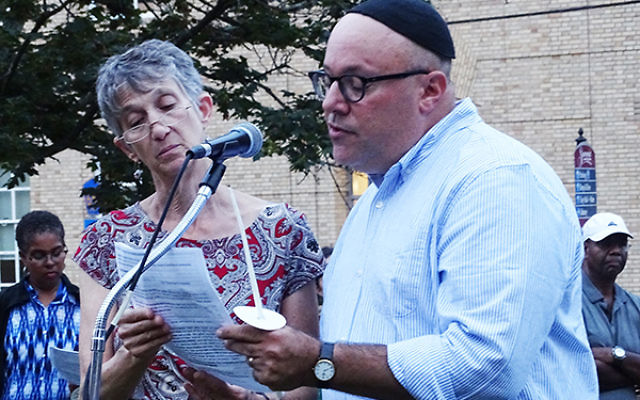 Summit Rabbis Hannah Orden and Avi Friedman led several hundred people in prayer. Photos by Robert Wiener