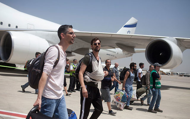 Israeli travelers with their newborn babies from surrogate mothers in Nepal disembarking from an Israeli rescue plane after it landed at Ben Gurion Airport near Tel Aviv, April 28, 2015. (Lior Mizrahi/Getty Images)