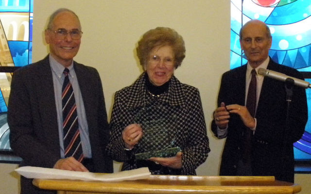 Ruth Marcus Patt accepts an award from the Jewish Historical Society of Central Jersey’s president, Nat Reiss, left, and vice president, Harvey Hauptman. Photo by Debra Rubin