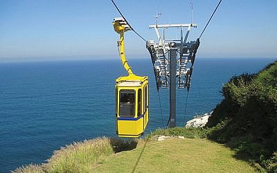 The cable car at Rosh Hanikra.
(Photo by Wikimedia Commons)