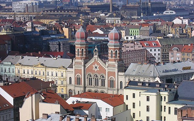 View over Pilsen with its Romanesque synagogue. The city is one of the larger ones on the 10 Stars route. Photos by Wikimedia Commons